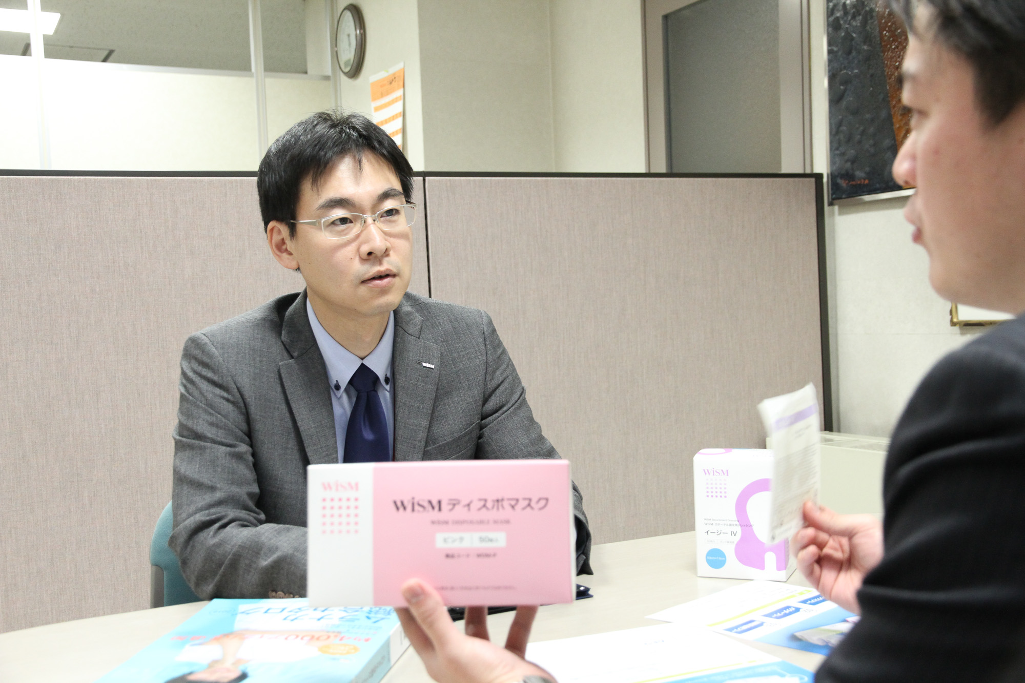 ムトウPB製品WISMディスポマスクについて商談をしている様子