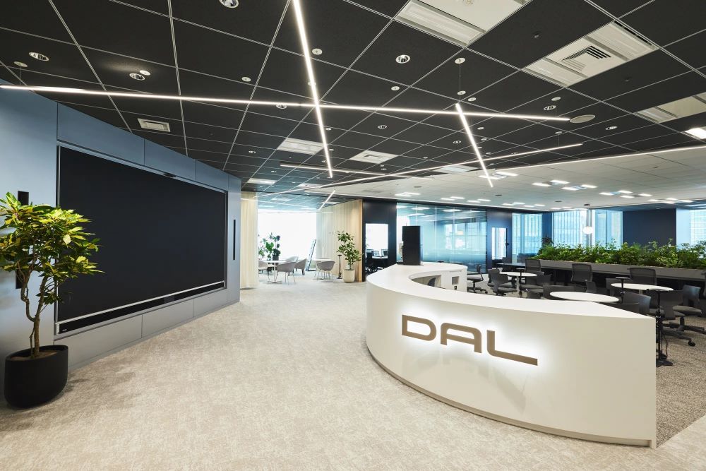 東京オフィスエントランス。 大きなロゴとモニターがお出迎え。フリーアドレスです。