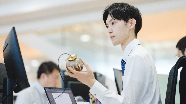 【企画開発設計職①】
製品の『企画～設計・開発～評価・試験～完成』 まで、”すべて”に携わる職種です！
トコトンこだわり抜いた、安心・安全で空間に魅力を生み出す照明を生み出しています！