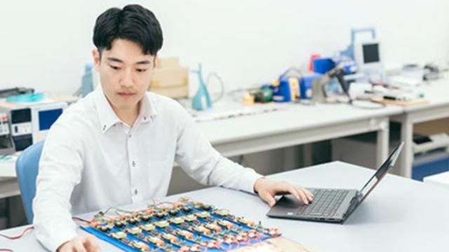 【企画開発設計職②】
照明器具の「心臓部」＝LEDモジュール、電源部分、電子回路などを担当します。
「照明制御」の分野では、Bluetoothなどの通信規格、アプリ開発、プログラミングなども担当！