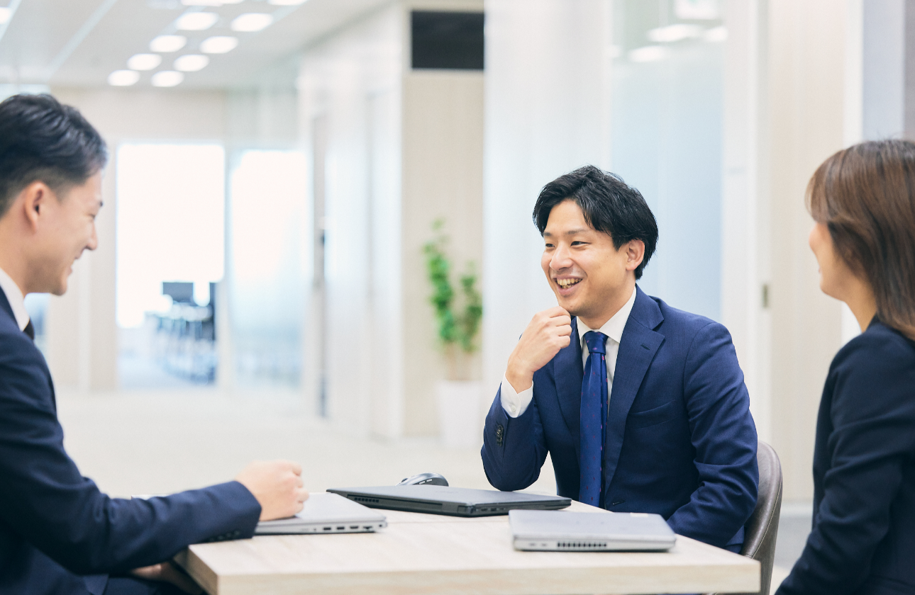 ＳＥ、営業、管理・事務スタッフが同じフロアで机を並べて、一体となってお客様に向き合っています。