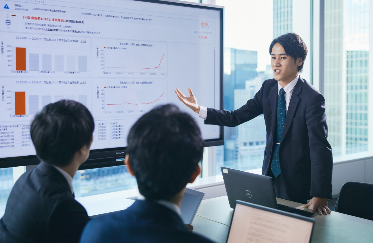 お客様の満足を最優先しながら、職種の垣根を越え、若手でもアイデアや提案を、どんどん発言できる「オープン&フラット」な環境です。