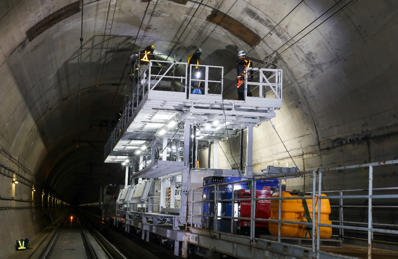 新幹線トンネル用昇降式作業台