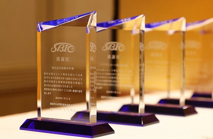 キーワードは「長期」「身内」「経営支援」