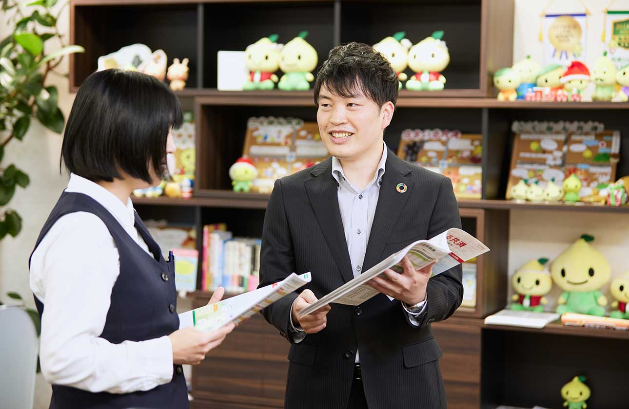 地域に密着し、保障の相談に乗るのがこくみん共済 coop の共済ショップ。職員はマネジメント担当として、地域に愛される店づくりを行います。