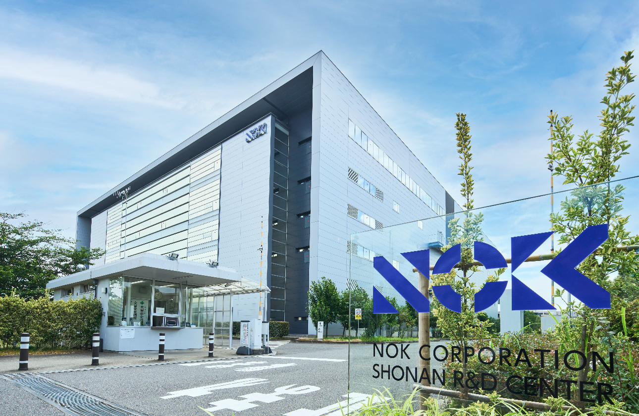 技術の総本山である湘南R&Dセンターは、技術企画・技術研究、製品開発、生産技術開発、そして品質管理を行う、NOKが誇る一大”頭脳”拠点です。