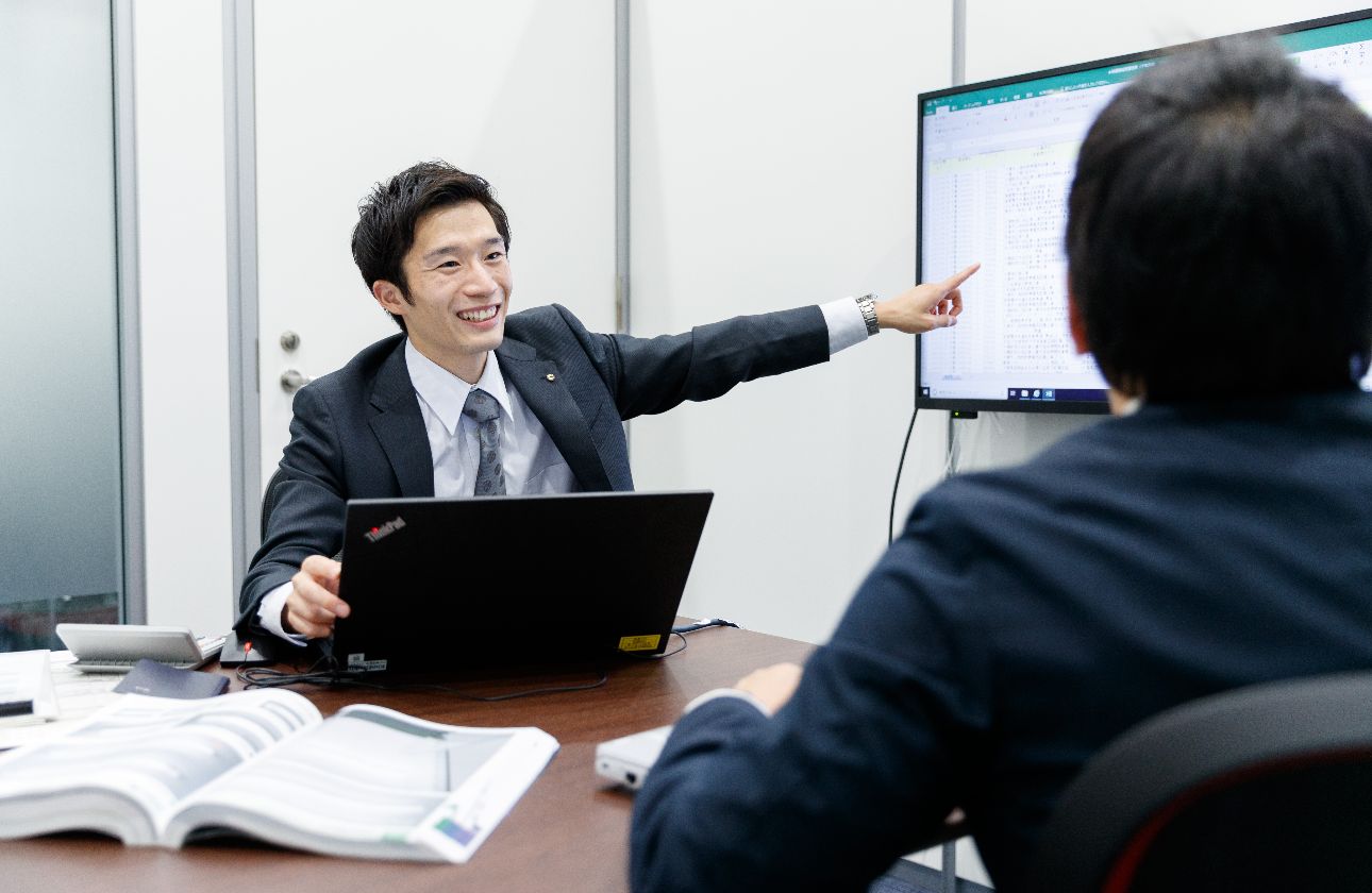 関電工の事務職には営業・総務・経理・調達・人事・労務・教育といった多種多様な職種があります。
いずれも会社や現場を支える重要な仕事です。