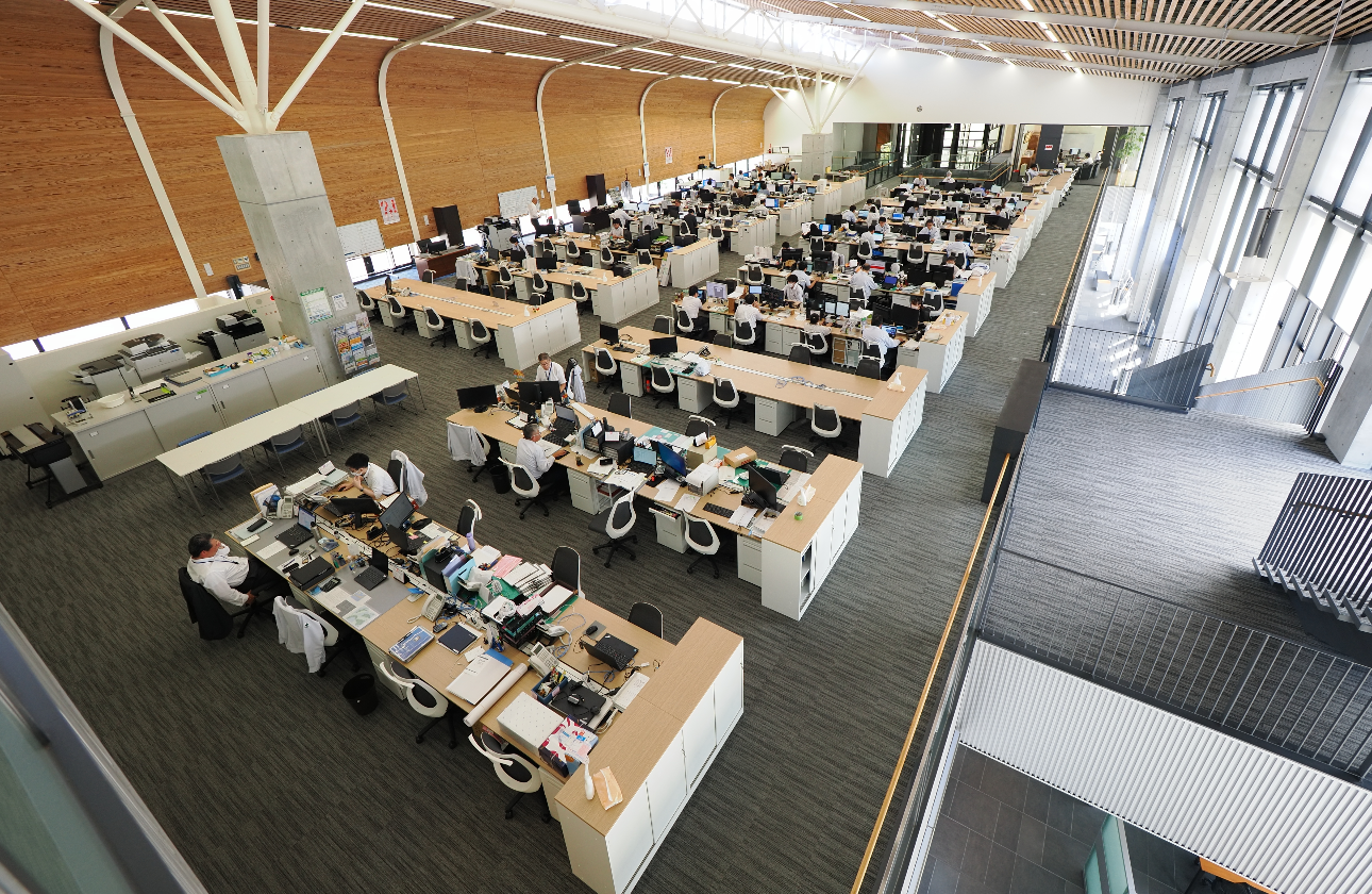 コミュニケーションの取りやすさに配慮した壁の無いオフィス