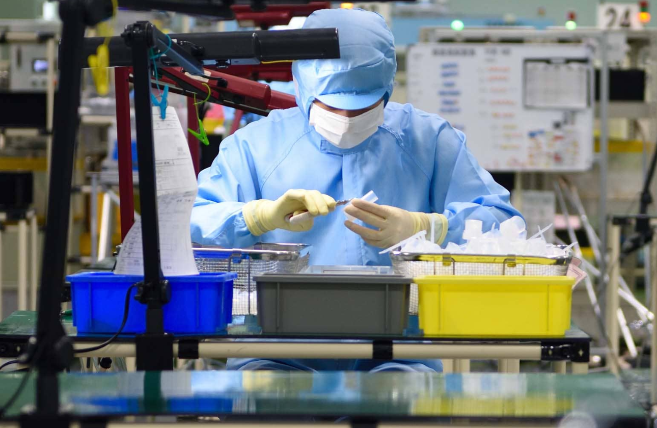 耐薬品性、耐熱性、クリーン性の高いふっ素樹脂製の当社の継手やポンプは、多様な薬液にも影響されないため半導体基板の洗浄液配管に用いられています