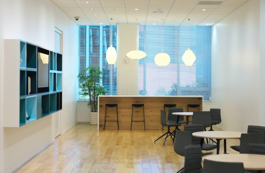 本社のお客様用エリアにあるオープンスペースです。
柔らかい形の照明の灯りで皆様をお迎えします。