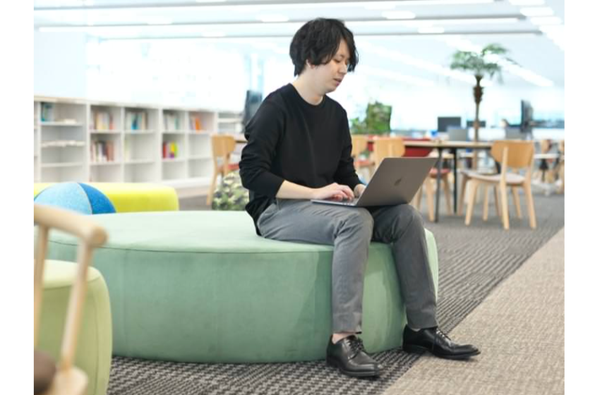 本社の社員執務エリアの中心にあるコラボレーションエリアです。
リラックスして仕事・コミュニケーションできる環境が用意されています。