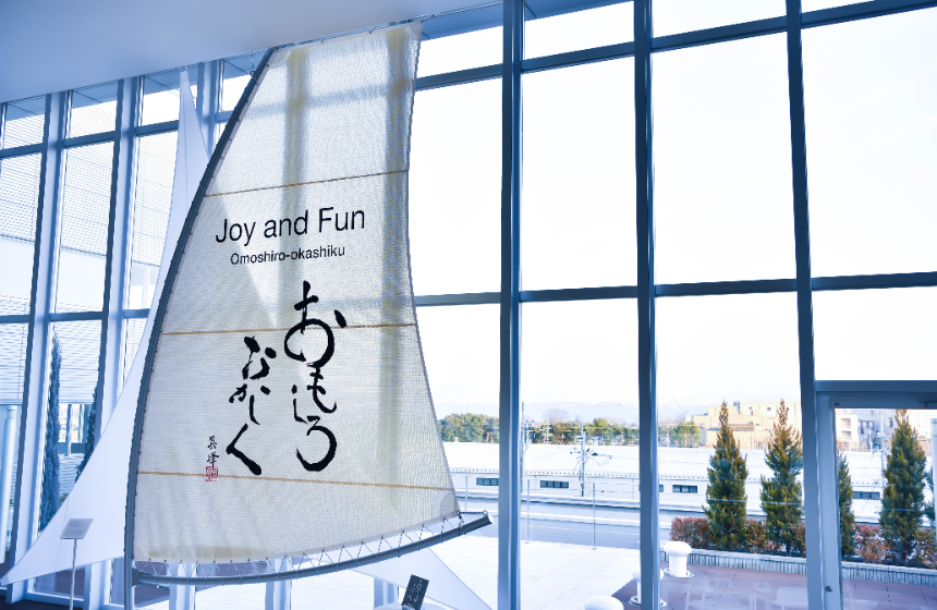 社是「おもしろおかしく」