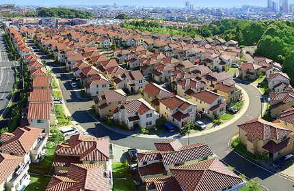 多摩丘陵の丘の上に位置しているという立地を活かし、電柱地中化による伸びやかな街並みと、統一感のある美しい景観を実現しました。