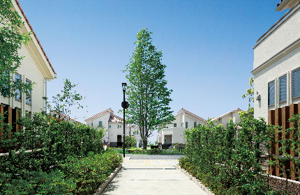 「森に佇み、森を育む」というコンセプトのもと、分譲地周辺の保存緑地と連続する外周部の緑化、公園・広場の設置を行いました。