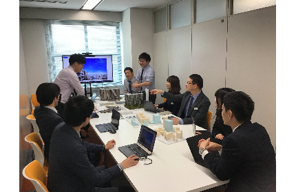 複数の現場社員と経営陣が対談形式で話す「意見交換会」や、業務や職場環境に対する従業員意識調査など、風通しの良い環境を整えています。