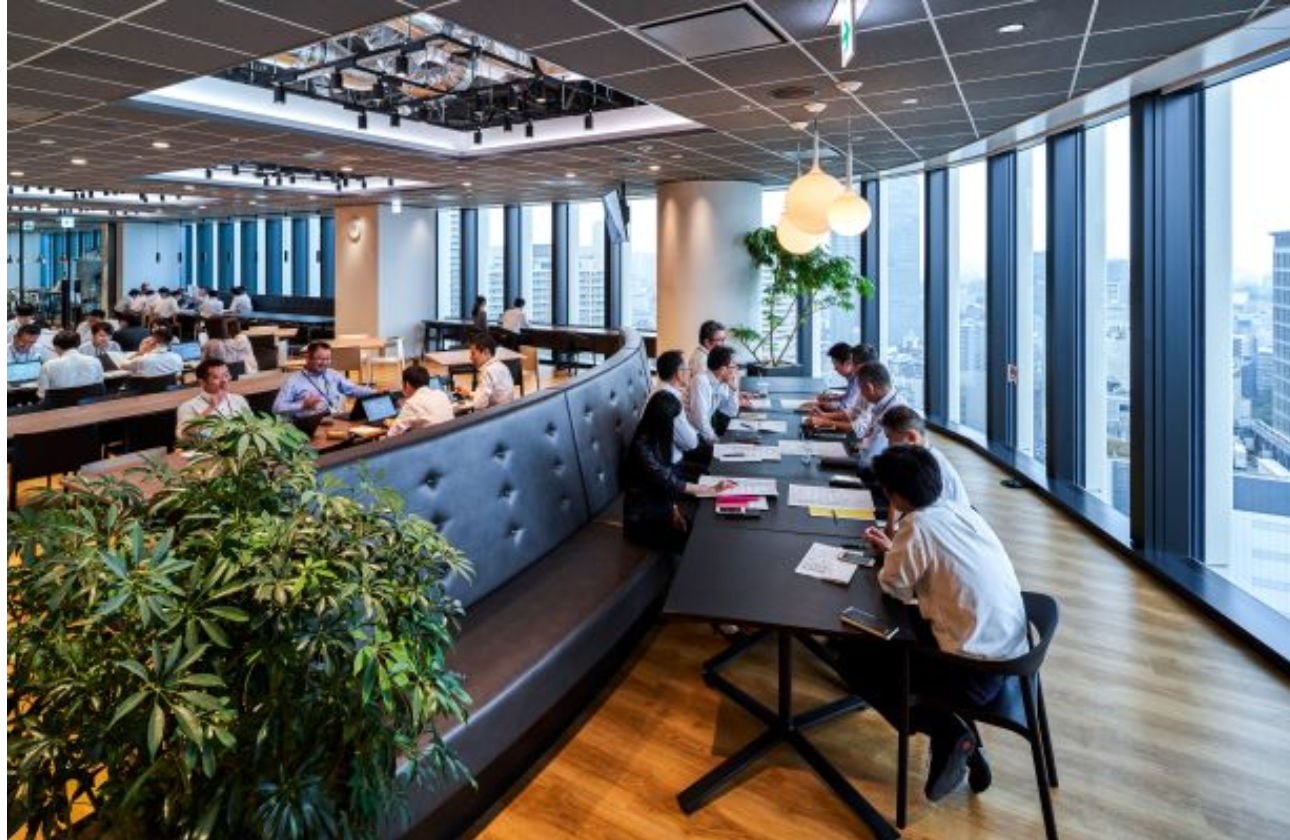 当社は人材こそがすべての基盤であると考えています。社員一人ひとりが120%の力を発揮できるよう、人材育成・働き方改革に力を入れています。