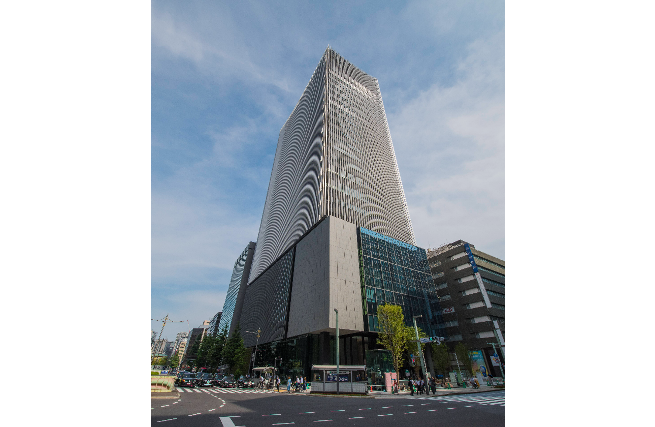 弊社は2本社制を取り入れており、東京本社は中央区京橋にオフィスを構えています。最寄り駅の東京駅八重洲中央口からは徒歩5分程度です。