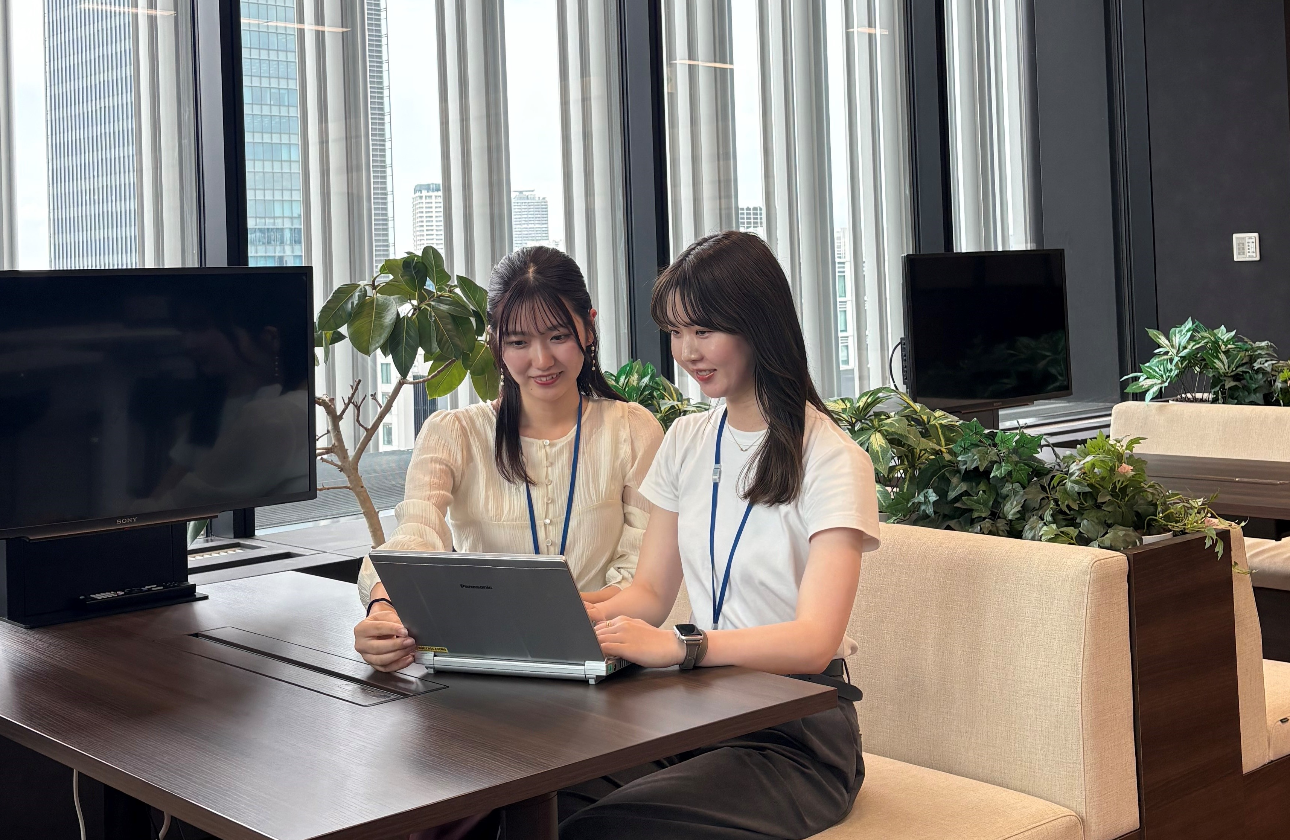 社員が働くオフィスの様子です。
開放感のあるオフィスで日々業務に取り組んでいます。

