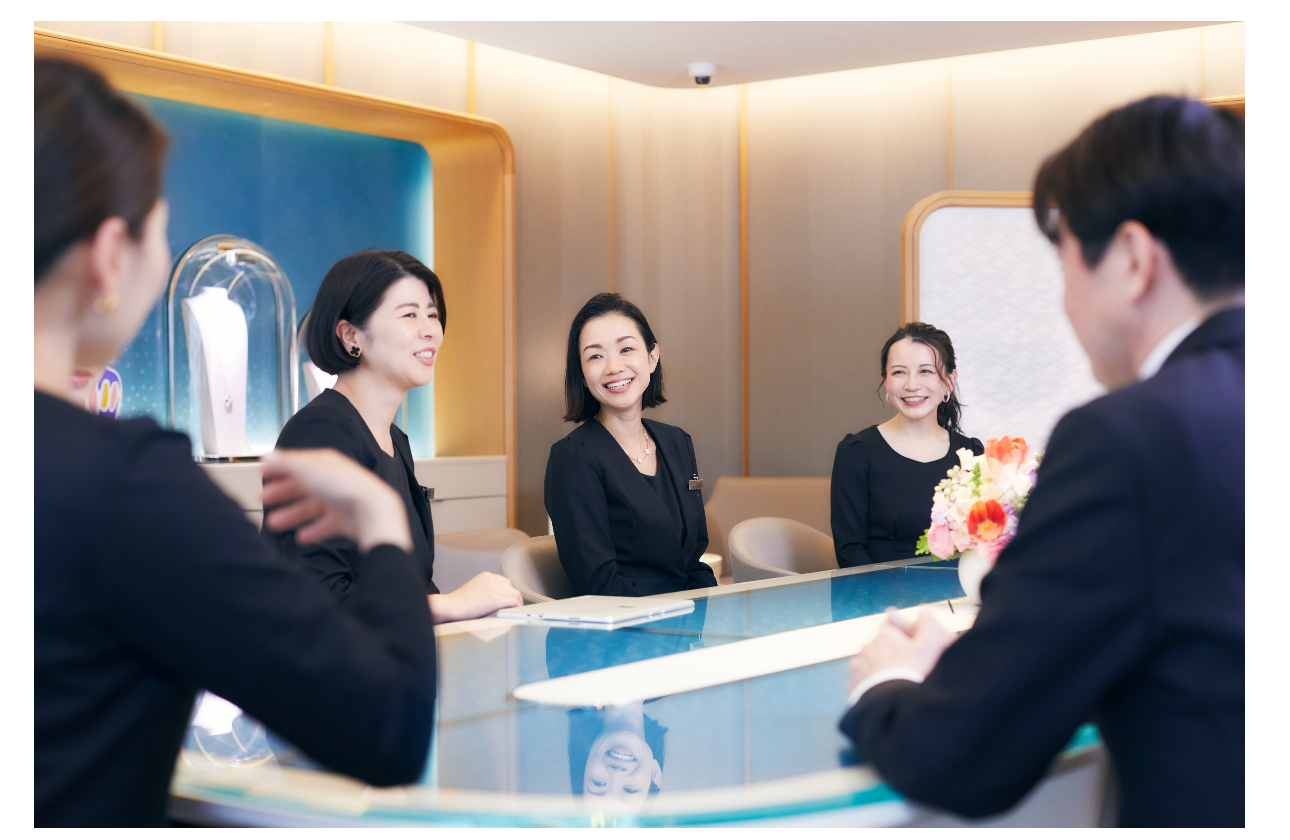 メゾンの卓越性を理解し、心からのおもてなしを提供する真のプロフェッショナルを目指す、これこそが私たちのイメージするメゾンのアンバサダーです。