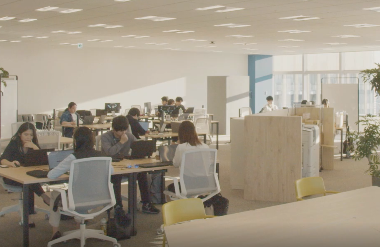 『コミュニケーションのハブになる空間にしよう』というコンセプトでデザインされた六本木のオフィス！開放的な空間で、働きやすさを実現しています。