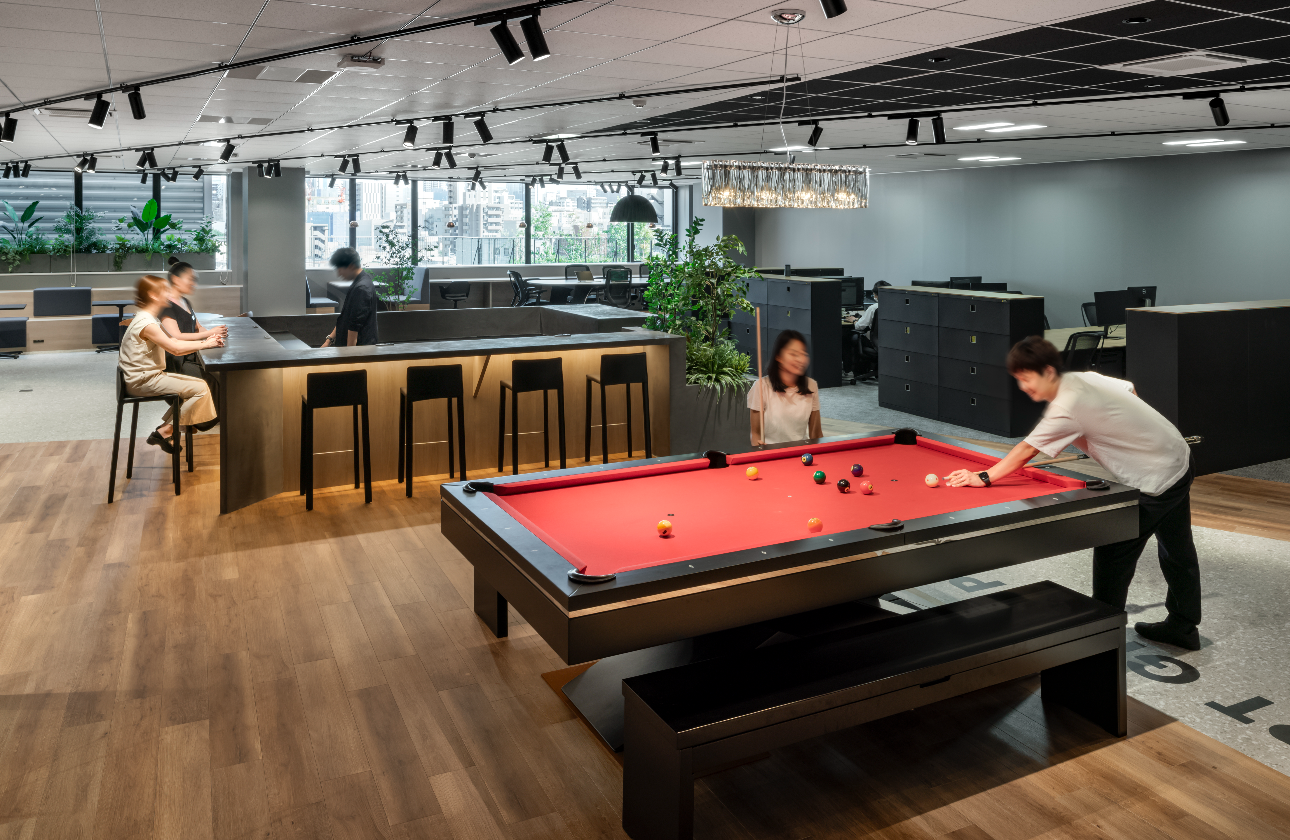 メンバー同士の交流も盛んで、社員用のBarやオフィス内での鍼治療/エステなどユニークな福利厚生があります！