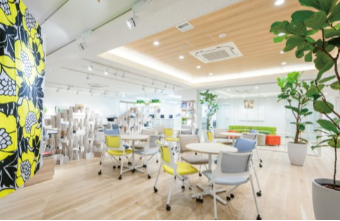 オフィス環境にもこだわっており、光の色を時間に合わせて自動調光、森林の空気感を再現したＢＧＭやリラックスして集中力を高められるアロマの香り