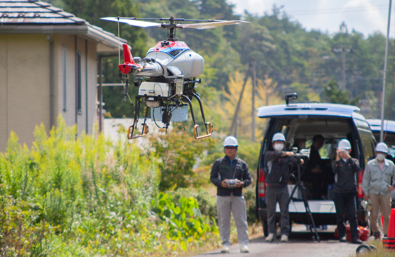 無人ヘリコプターに放射線検出器を搭載し、環境に関わる放射線のモニタリングをする様子
