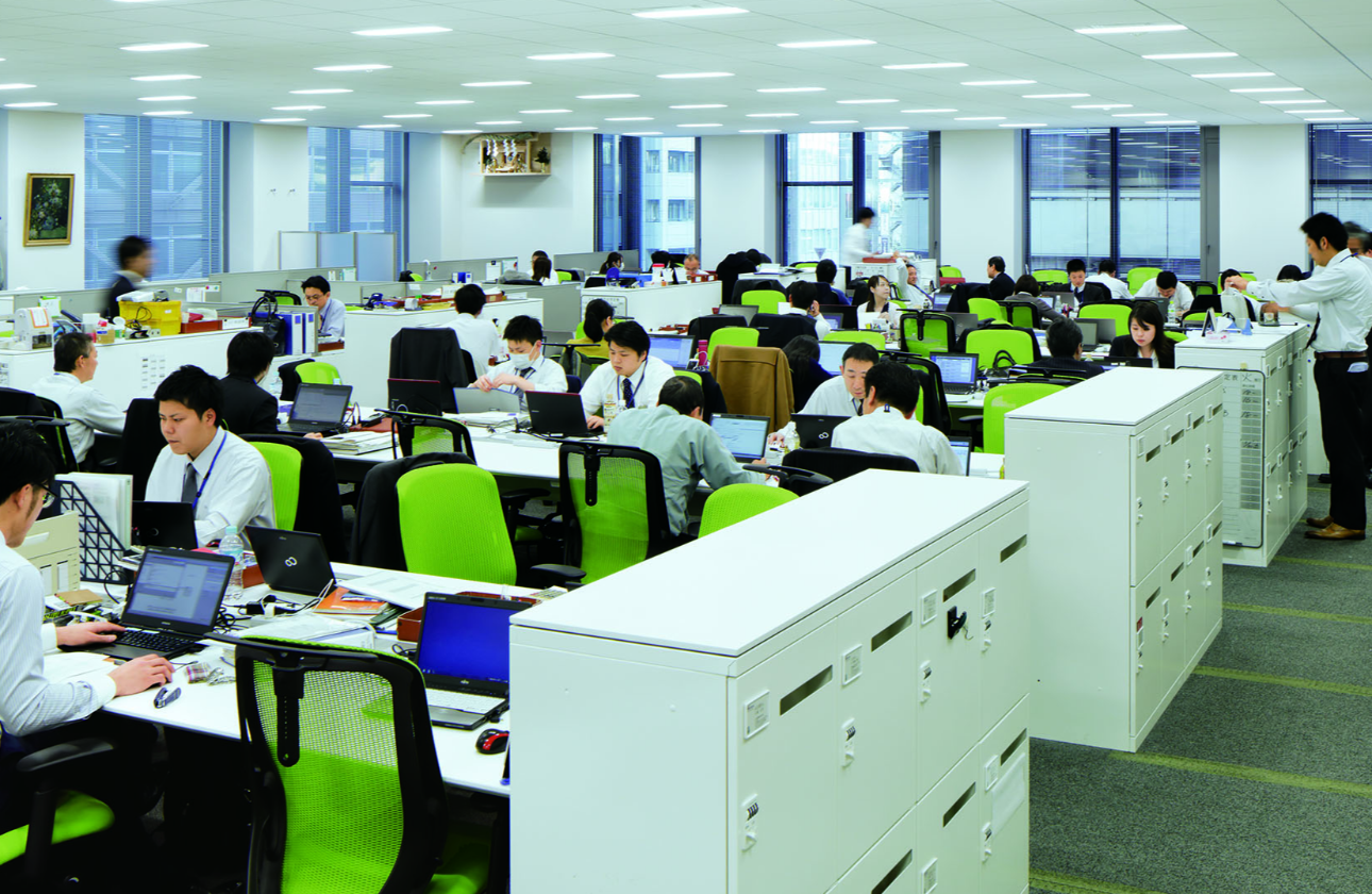 営業職を中心に、一部社員の座席はフリーアドレスとなっております。固定席がないことで、コミュニケーションの活性化を目指しています