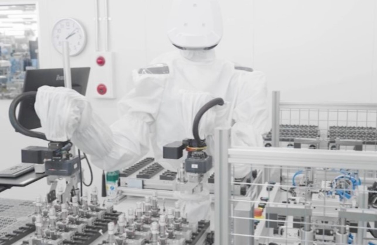 高い清浄度を誇るクリーンルームを、世界の工場に多数構えています。さらなる自動化や省人化など、常に新たな取り組みに挑戦しています。