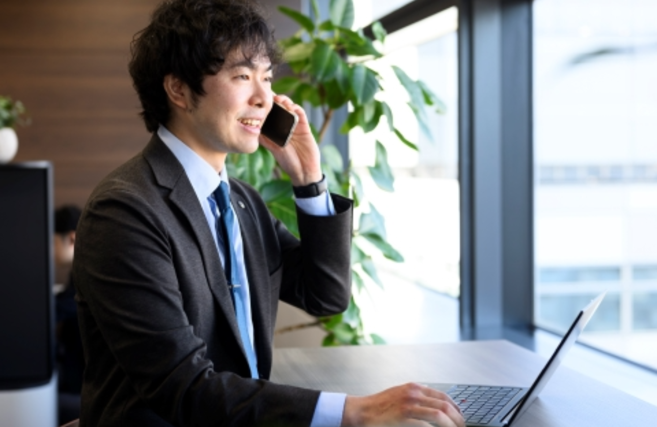 現在、フレックスタイム制度を導入し働き方に柔軟性を、テレワーク制度による働く場所の自由度を改革として実施しております。