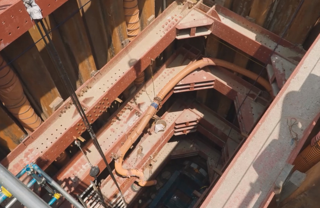 トンネルの始まりは縦穴から