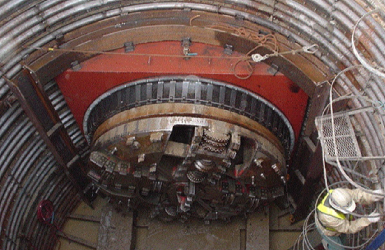 トンネルマシンが終点の縦穴につきました。