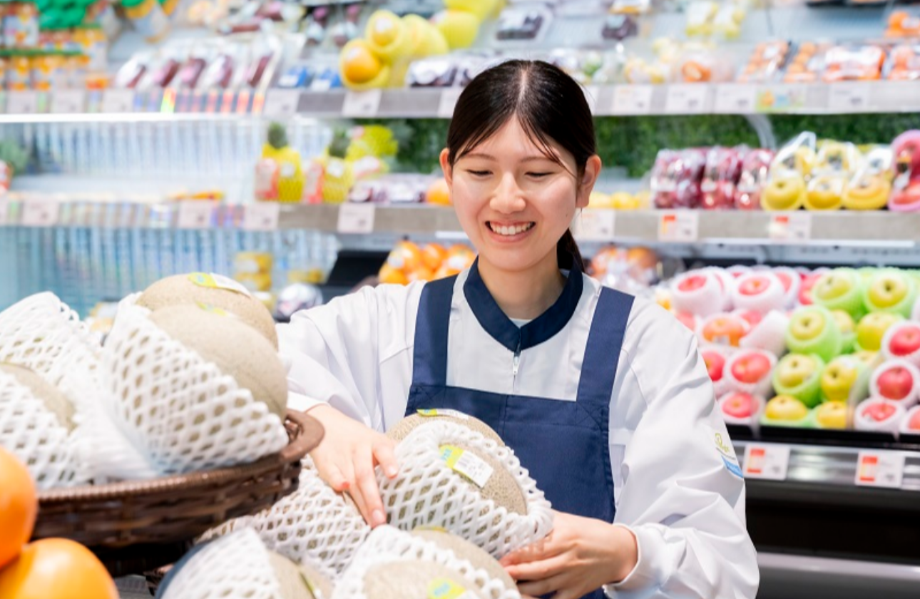 コープこうべの店舗で、売り場づくりや数値管理を担います。来店される組合員が買い物しやすいよう、日々工夫しています。
