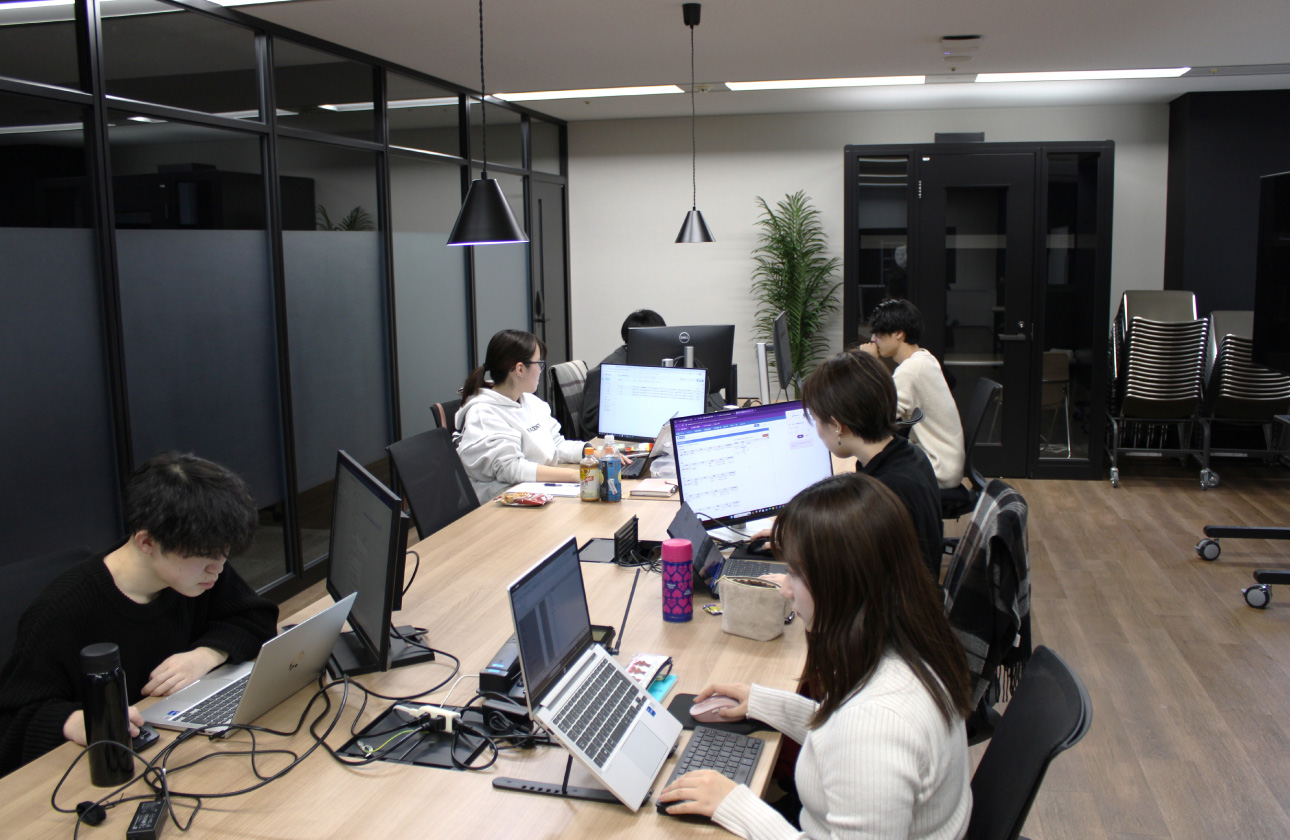 プログラミング経験の有無は全く問いません。
人柄重視の採用です。プログラミングは入ってから学べばいいが当社のスタンス。