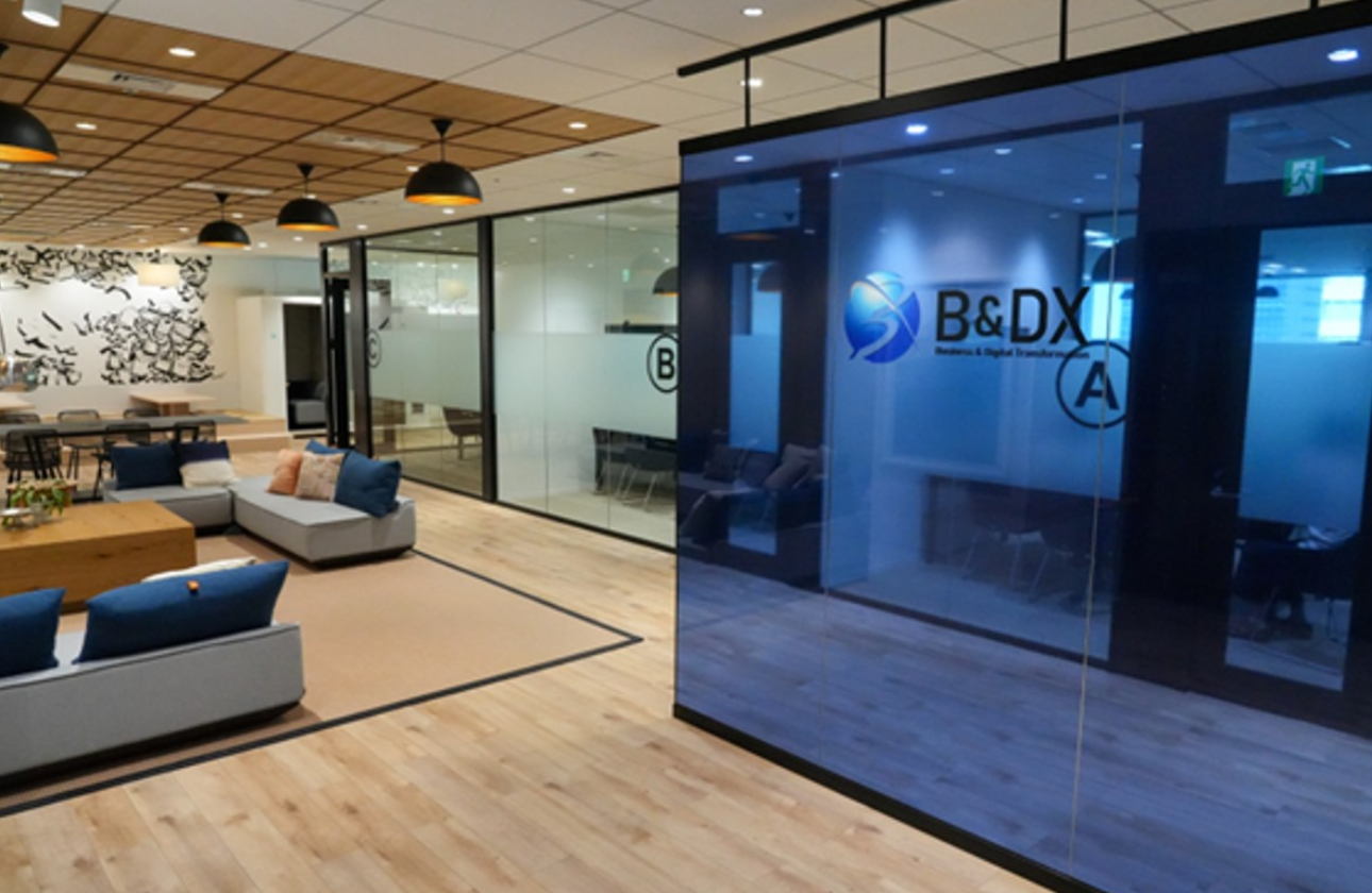 B&DX本社のメインスペースです。フリーアドレスやリモートワークに対応し、社員間のコミュニケーションが活発に行われています。
