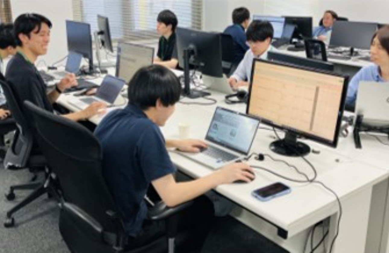 オフィスはフリーアドレス制を導入しています。先輩社員が近くにいるので困ったらすぐに質問できる環境です。