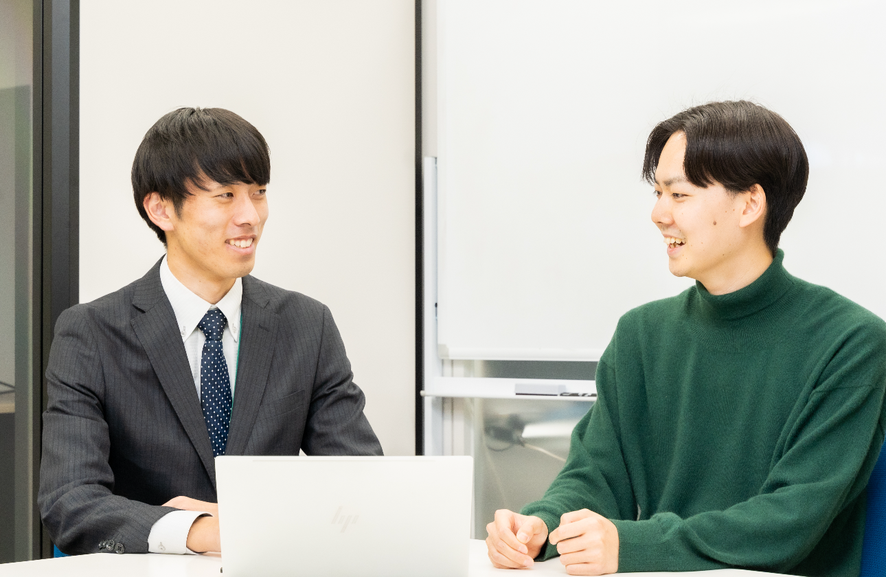 必ずチームに配属となり、チーム内の先輩社員から実際の業務を通した指導が行われます