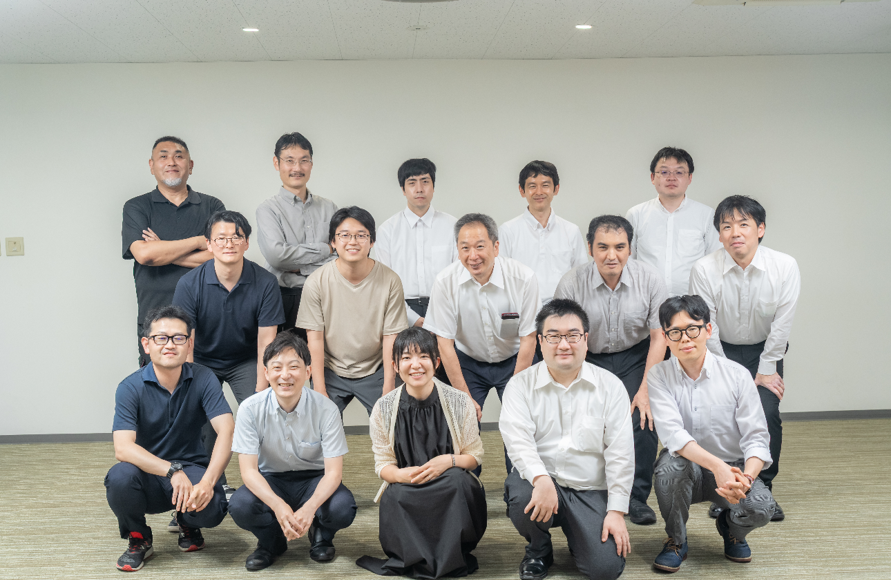  互いの強みを活かし、助け合いながら難しい課題に挑戦しています。
「この仲間となら頑張れる」そう思える一体感が自慢です！