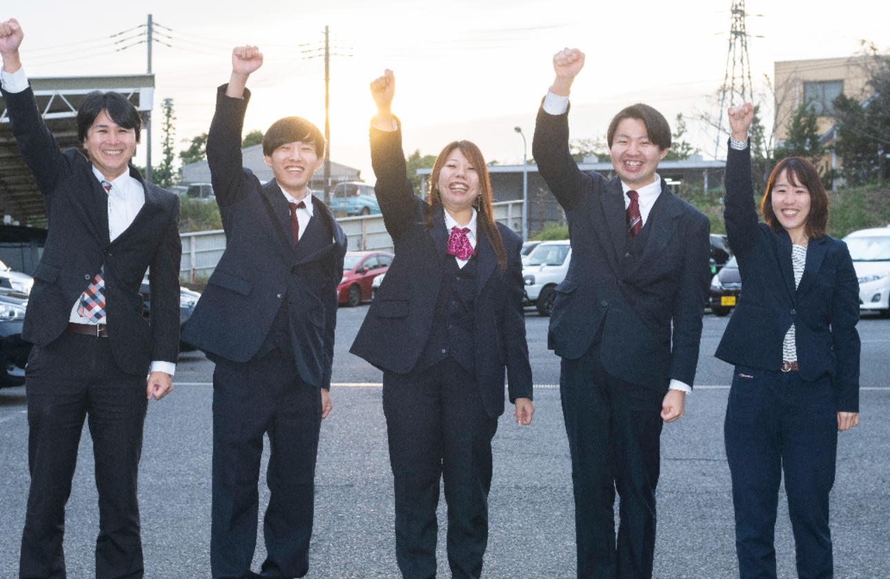 「まずはやってみる」が合言葉。失敗を恐れず挑戦する若手が主役です。互いを高め合い、共に成長できる熱い仲間があなたの入社を待っています！