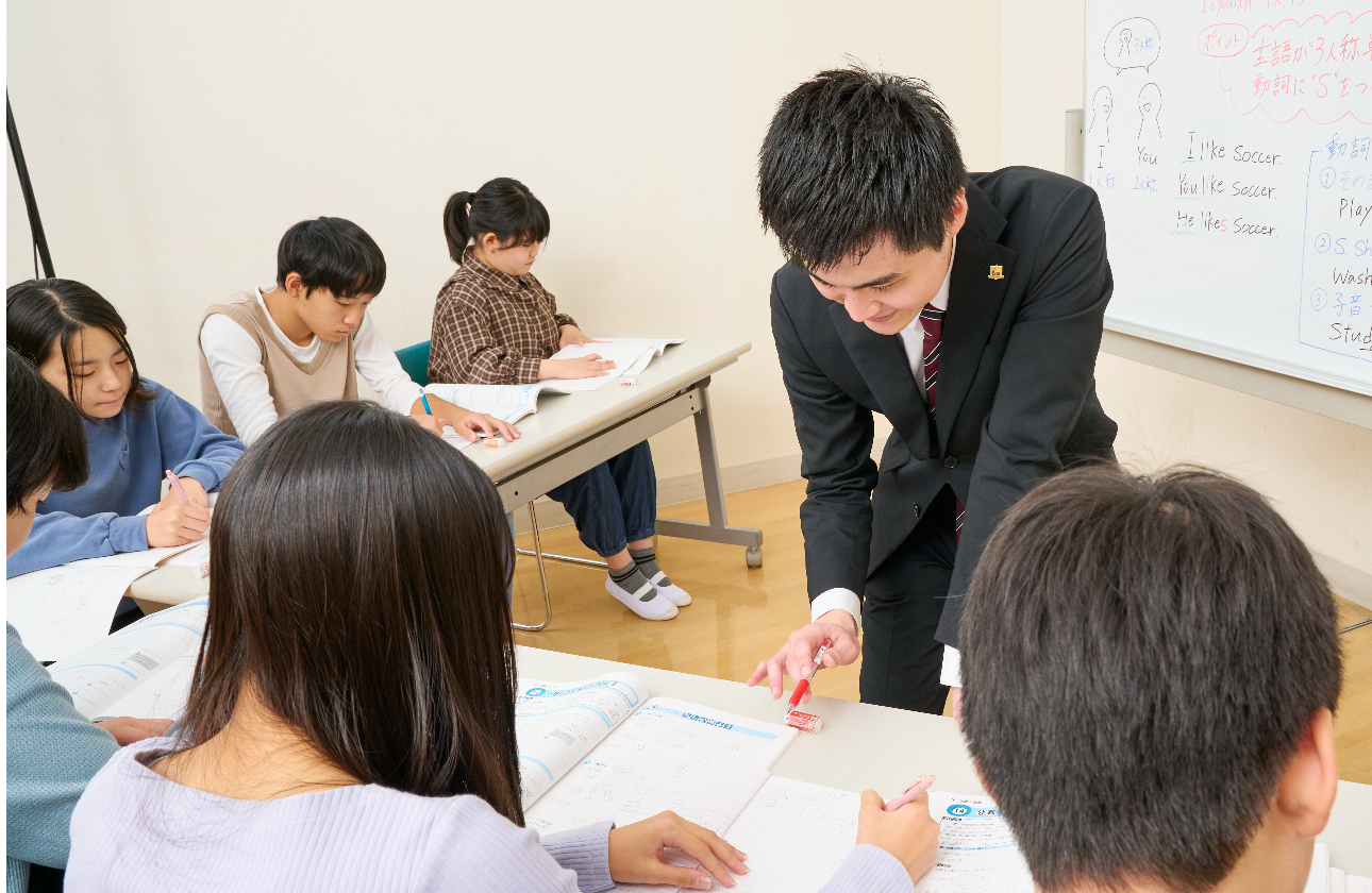 6名という人数とL字型の机配置だからこそ、生徒1人ひとりの表情や進捗を見ながら指導が可能です！