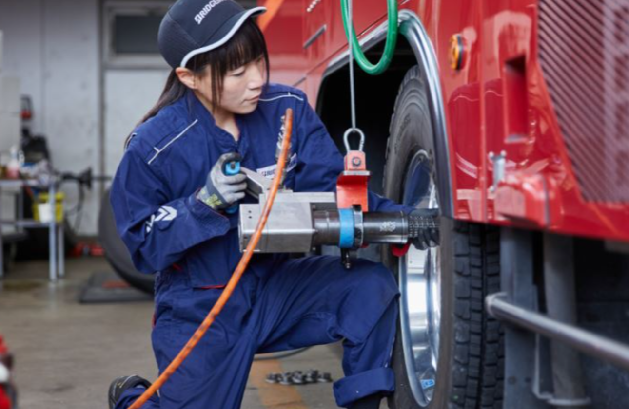 専門的なトレーニングを受けたメンバーが作業標準に沿った作業を実施。輸送業者様の安心・安全な運航を足元から支えています！