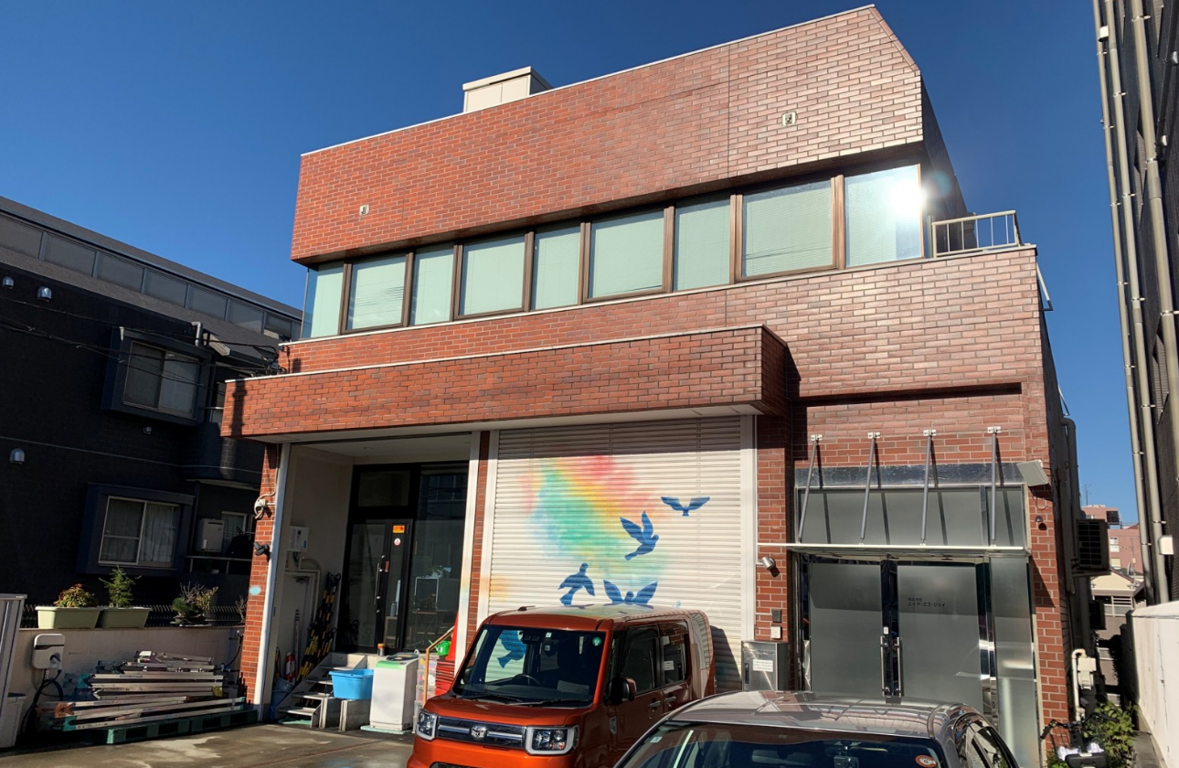 ２階建に見える社屋、実は４階建（地上２階～地下２階）です。