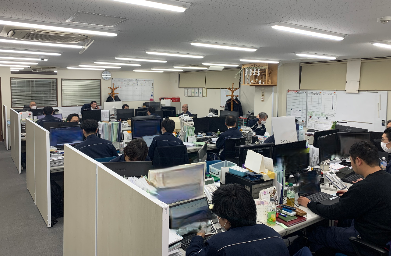 施工管理はワンフロアに集約、１人１人に机とPCあり。風通しが良く、情報共有しやすい環境