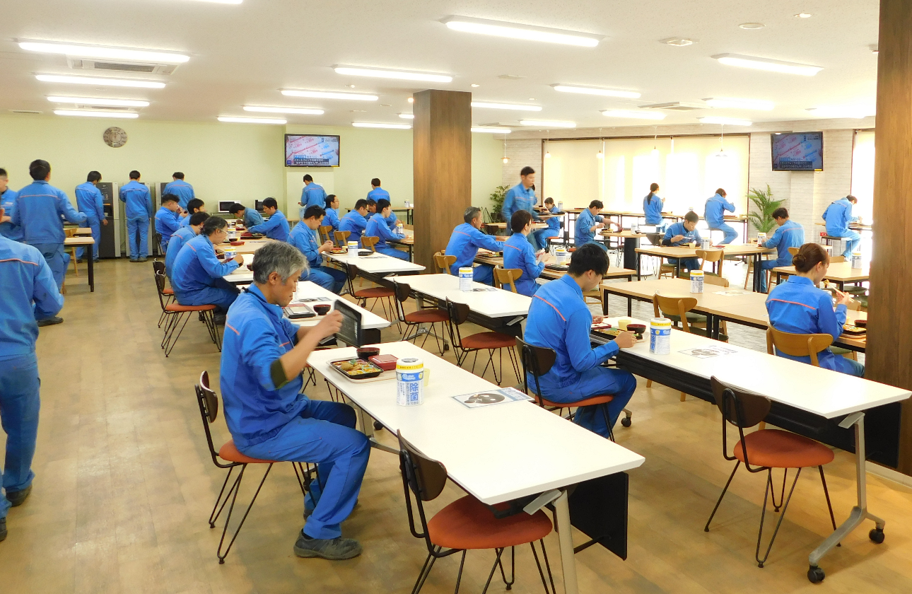 福利厚生も充実しており、工場内の食堂では1食100円程度で温かい食事をとることができます