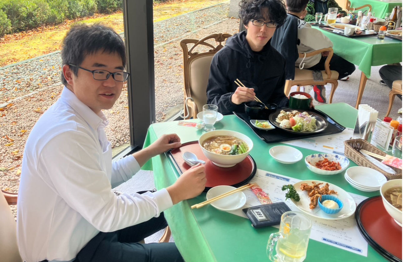 【労働環境】年間休日121日、月残業5時間未満