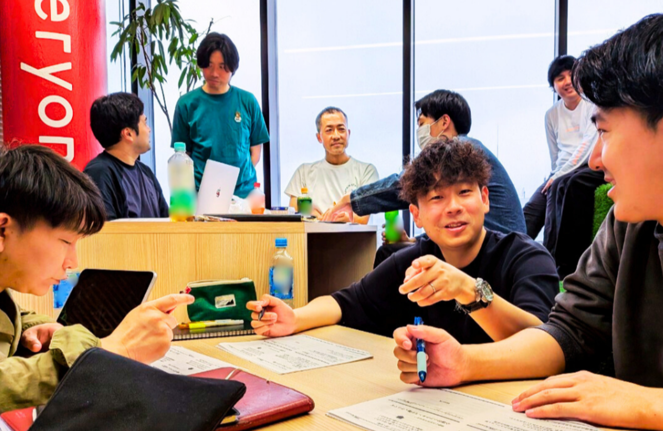 毎月一度のMTGでは、必ず顔をあわせてお話することを大事にしています!
できたばかりのピカピカオフィスで笑いの絶えないMTGが特徴★