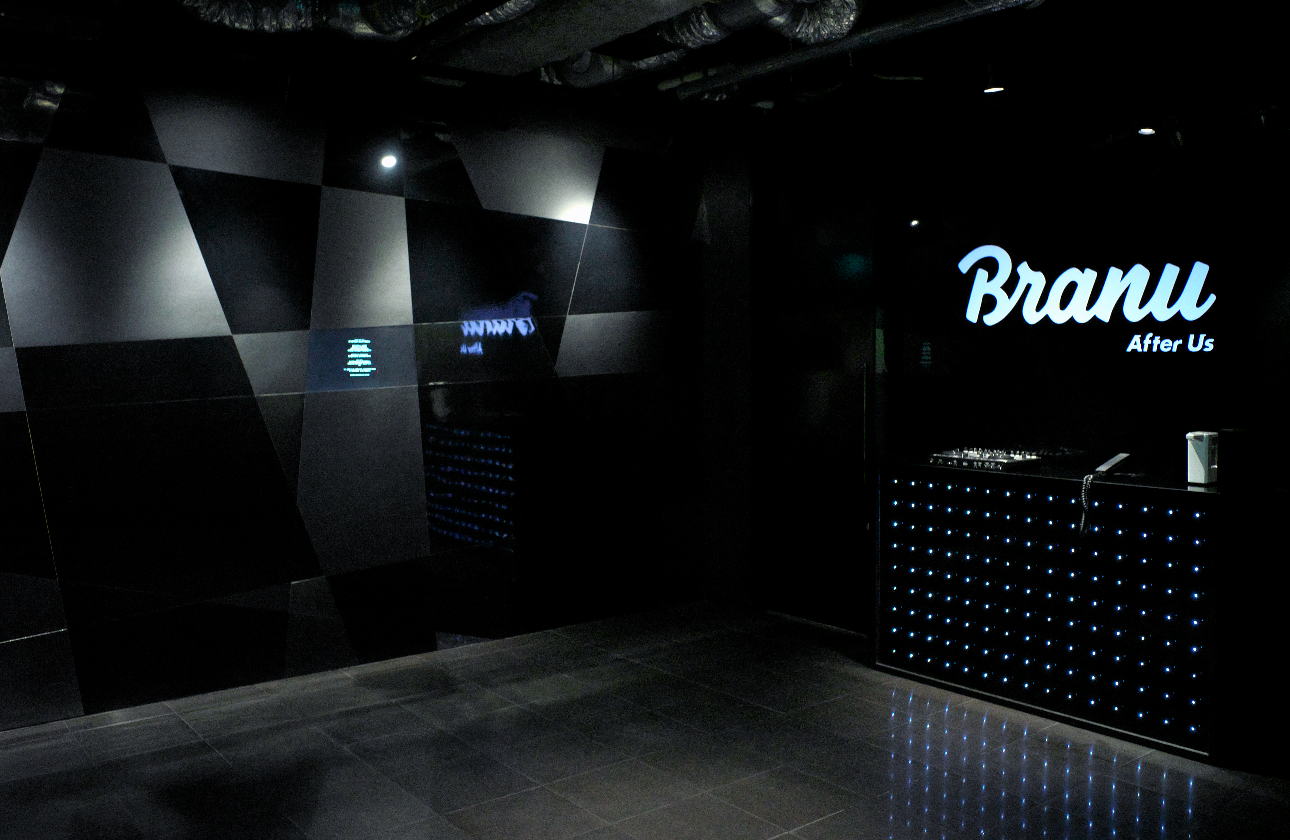 黒を基調とし、白地で社名を映し出すシックなデザインが特徴的★
代表のこだわりがたっぷり詰まったオフィスになっています！