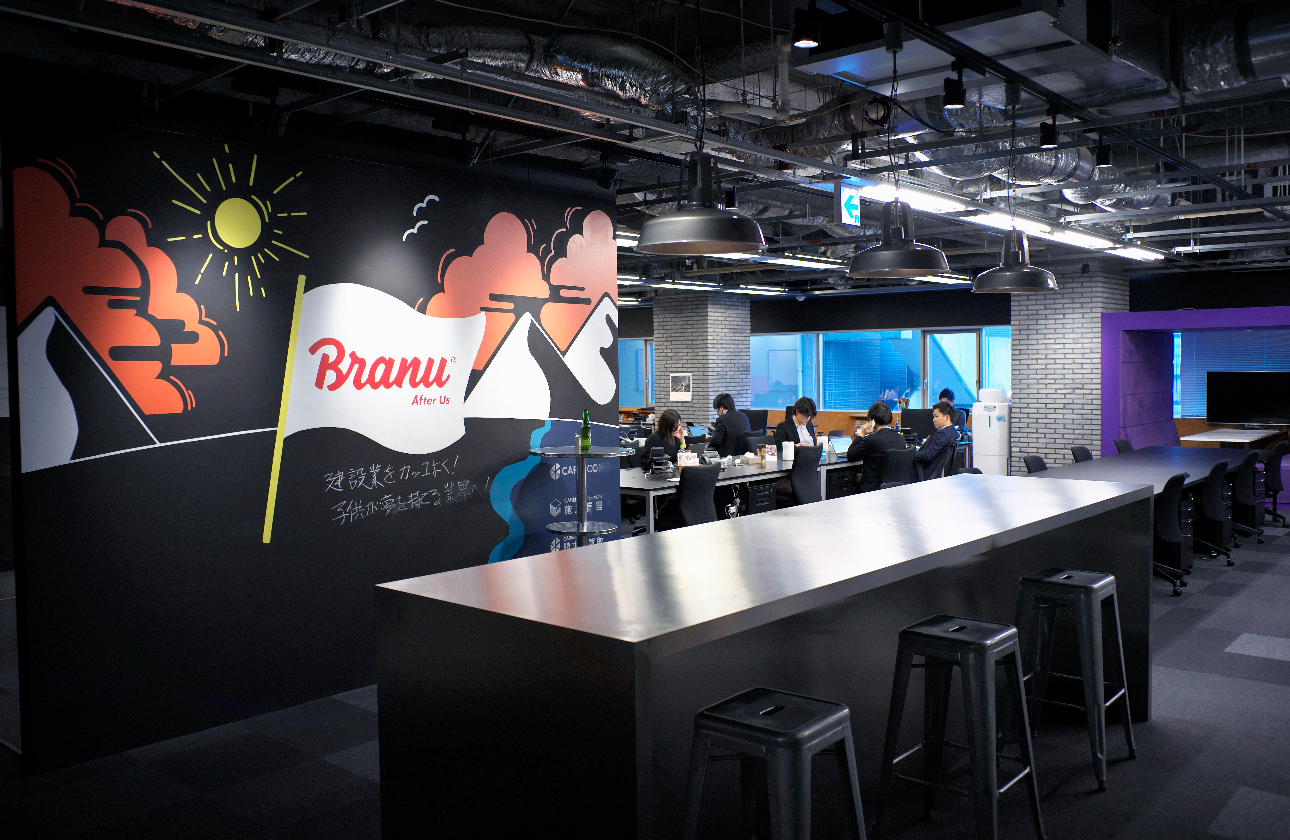 毎週水曜は社内のラウンジスペースを開放。
軽食やお酒を用いて、部署間を超えたコミュニケーションの場としても活用〇
新入社員歓迎会も開催！