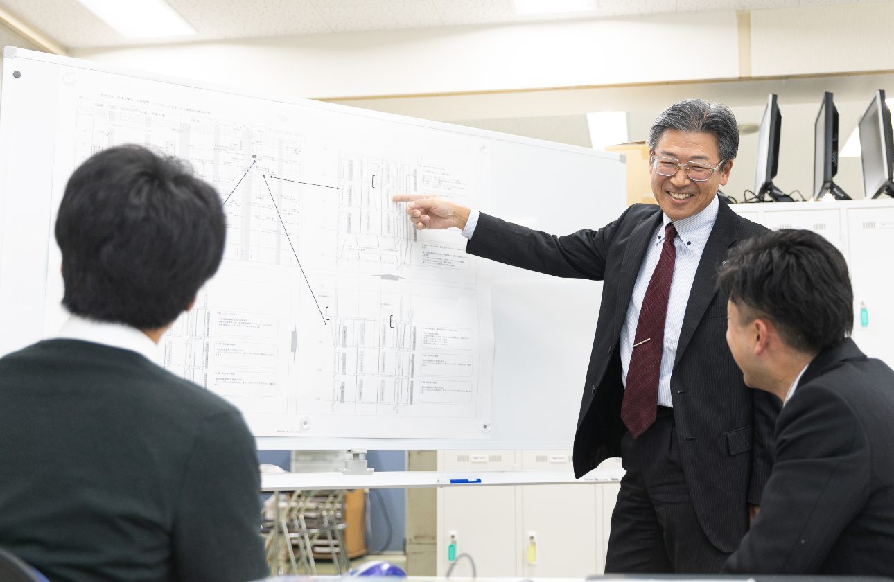 入社後2カ月の初期研修で施工管理の基礎を学び、現場配属後も定期的なフォロー研修を行ない、施工管理技士としての成長を継続的にサポートします。