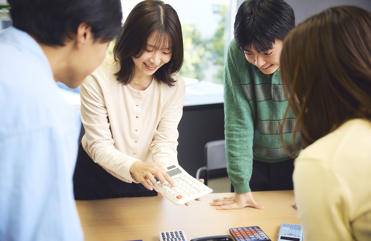 カシオの開発現場では、プロダクトの中に高度な工夫と技術、想いが詰まっています。